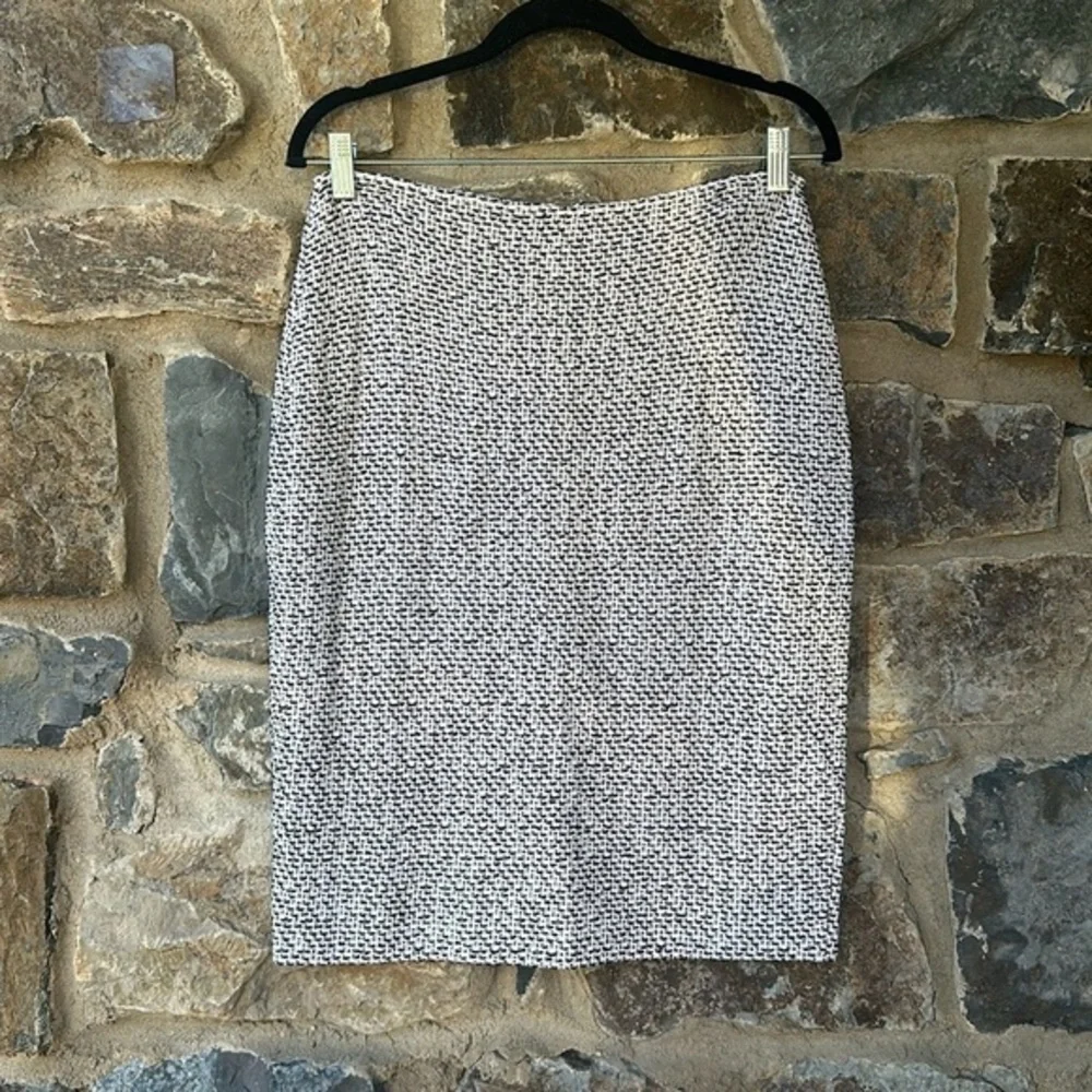 St. John Wool Blend Boucle Tweed Pencil Skirt in White/Black Size 6